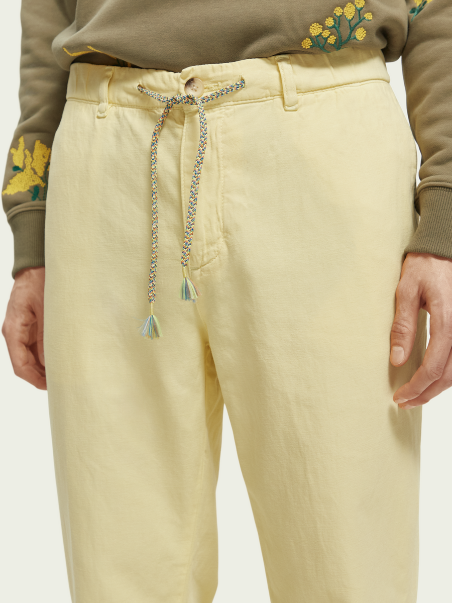 SCOTCH & SODA - THE DRIFT REGULAR TAPERED FIT GARMENT DYED CARGO TROUSERS BANANA